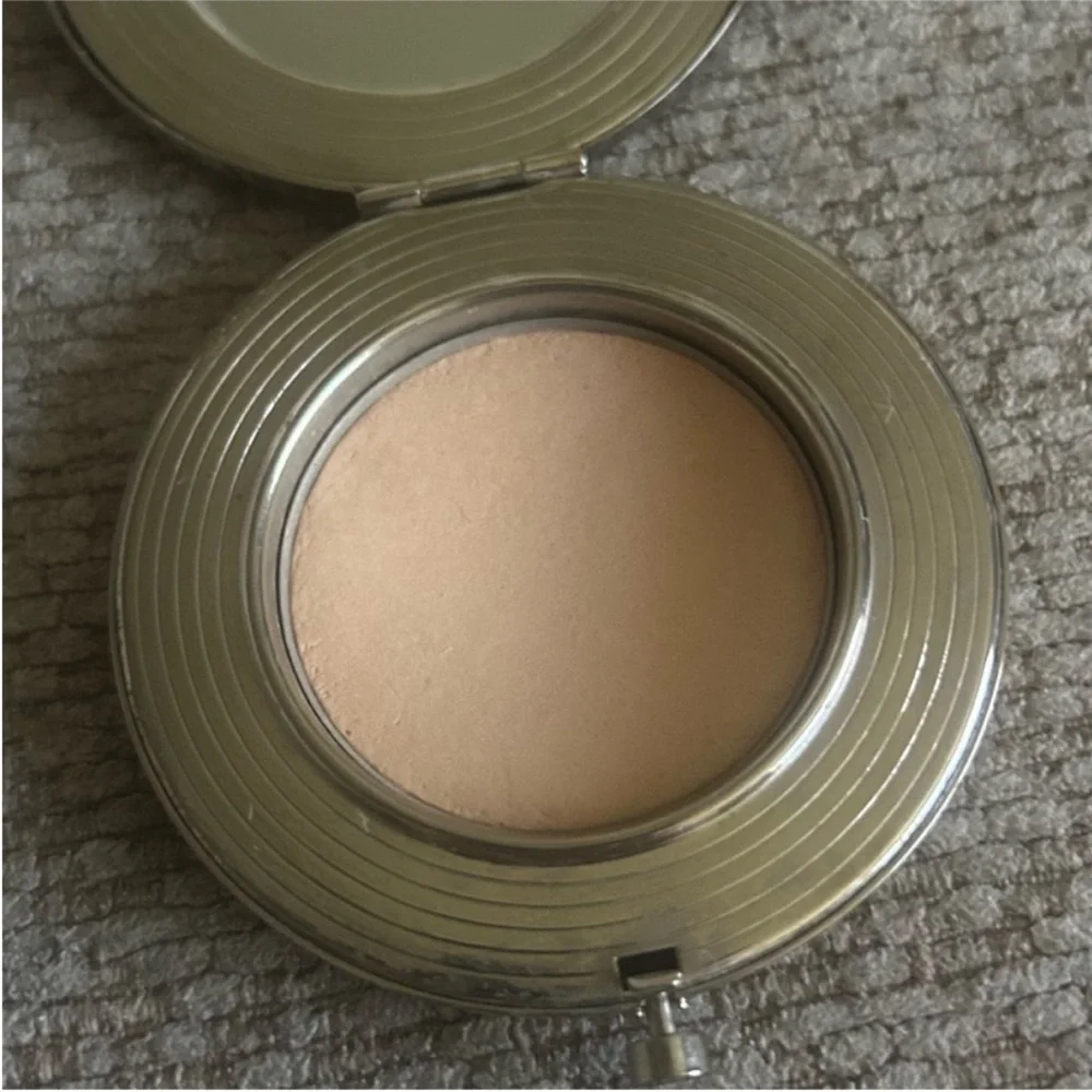 MAC Hello Kitty Compact Mirror Kouture medium plus sheer mystery powder Vintage
